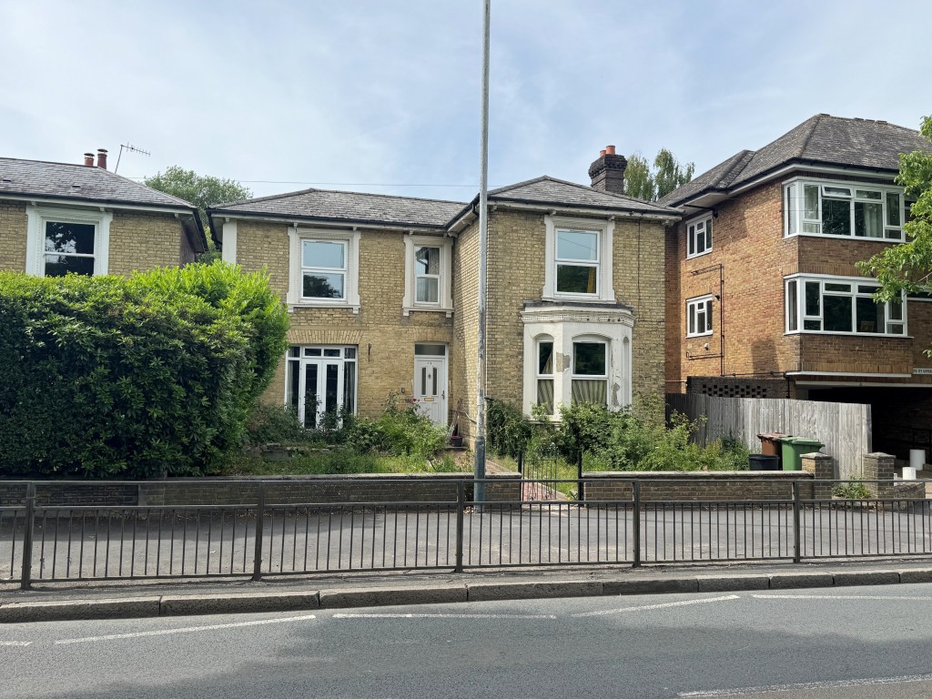 Lot: 101 - DETACHED FOUR-BEDROOM HOUSE FOR IMPROVEMENT - Front of property